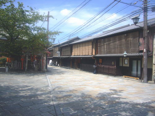 祇園の町並み（左側が辰巳神社）